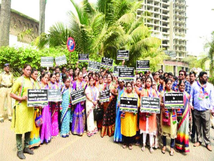 MNS movement against reservation of reserved seats | आरक्षित जागा बचत गटाला देण्याविरोधात मनसेचे आंदोलन