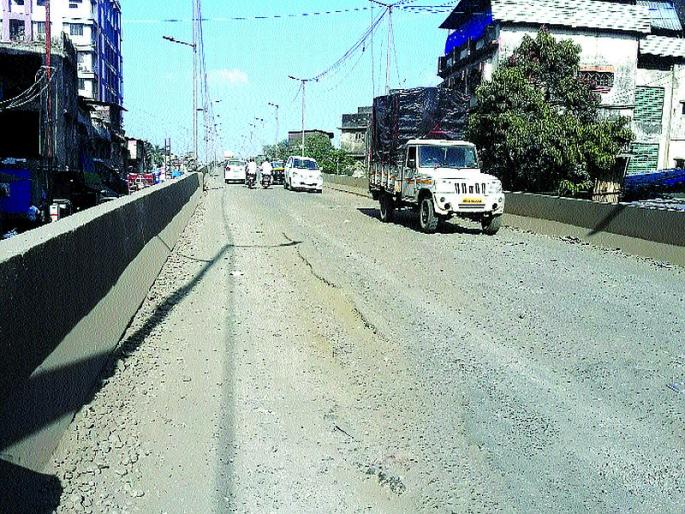 The road from Bhiwandi starts a rough journey | भिवंडीतील रस्त्यांवरून खडतर प्रवास सुरूच The road from Bhiwandi starts a rough journey | भिवंडीतील रस्त्यांवरून खडतर प्रवास सुरूच