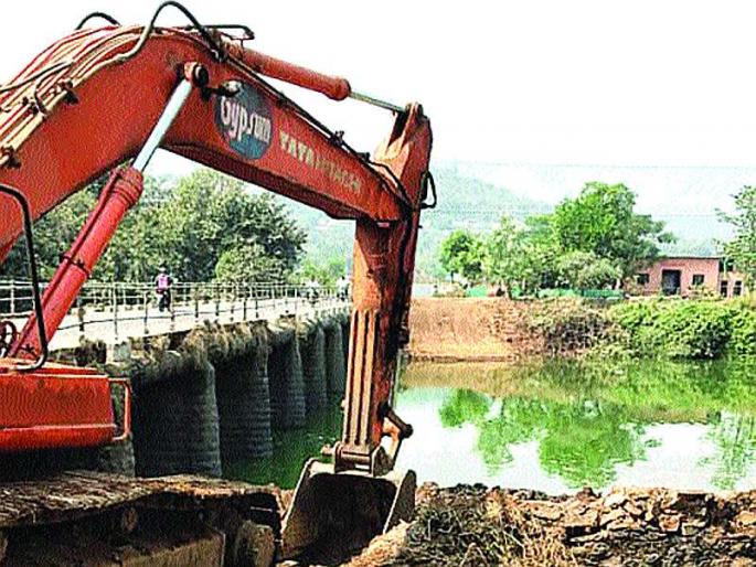 Construction work on a new bridge over the river Amba | अंबा नदीवरील नवीन पुलाचे काम सुरू Construction work on a new bridge over the river Amba | अंबा नदीवरील नवीन पुलाचे काम सुरू