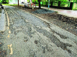 Thanekar knees due to bad roads, back pain | खराब रस्त्यांमुळे ठाणेकर गुडघे, पाठदुखीने बेजार Thanekar knees due to bad roads, back pain | खराब रस्त्यांमुळे ठाणेकर गुडघे, पाठदुखीने बेजार