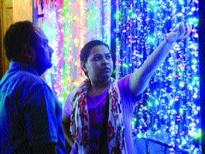 Marketplace unrestricted, abundant enthusiasm for shopping: gift-oriented tradition of Kandila | बाजारपेठ सजली अन झगमगली!, खरेदीचा उदंड उत्साह : भेटवस्तू-कंदिलांची परंपरा कायम Marketplace unrestricted, abundant enthusiasm for shopping: gift-oriented tradition of Kandila | बाजारपेठ सजली अन झगमगली!, खरेदीचा उदंड उत्साह : भेटवस्तू-कंदिलांची परंपरा कायम