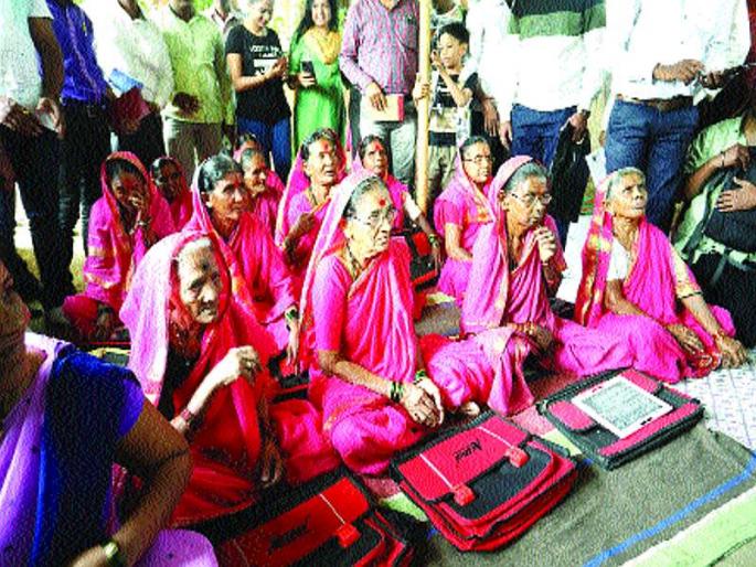 Visit of journalism students to grandparents' school | पत्रकारितेच्या विद्यार्थ्यांची आजीबार्इंच्या शाळेला भेट Visit of journalism students to grandparents' school | पत्रकारितेच्या विद्यार्थ्यांची आजीबार्इंच्या शाळेला भेट