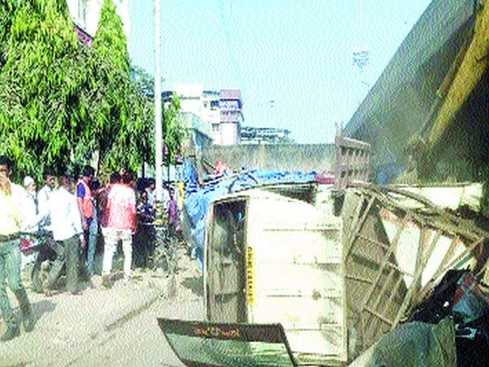 Hammer on the encroachments under the bridge | पुलाखालील अतिक्रमणांवर हातोडा