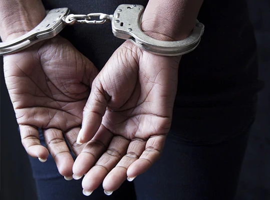 Woman arrested for threatening ransom | धमकी देऊन खंडणी मागणाऱ्या महिलेस अटक
