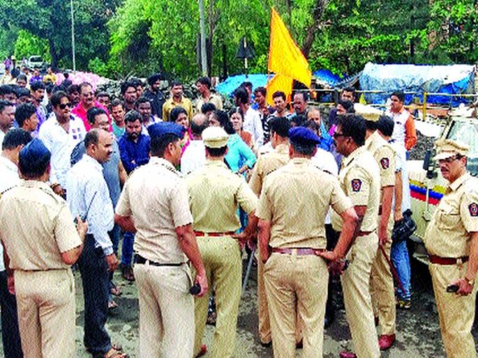 On the party's footsteps, Shivsainik's stunts, demands for traffic | पत्रीपुलावर शिवसैनिकांची स्टंटबाजी, वाहतूक सुरू करण्याची मागणी On the party's footsteps, Shivsainik's stunts, demands for traffic | पत्रीपुलावर शिवसैनिकांची स्टंटबाजी, वाहतूक सुरू करण्याची मागणी