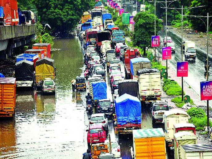 Traffic congestion due to pits | खड्ड्यांमुळे वाहतूककोंडी, साचलेल्या पाण्यानेही ठाणेकरांचे हाल Traffic congestion due to pits | खड्ड्यांमुळे वाहतूककोंडी, साचलेल्या पाण्यानेही ठाणेकरांचे हाल