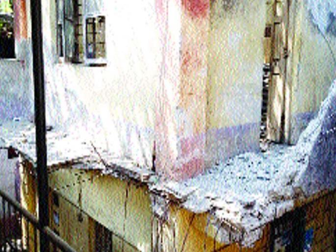 Neglecting repairs to the leprosy dispensary | कुष्ठरुग्ण वसाहतीतील दवाखान्याच्या दुरुस्तीकडे दुर्लक्ष