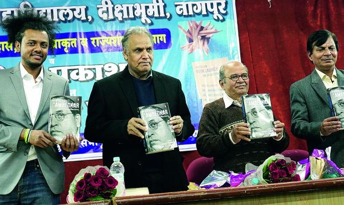 The country should follow the constitution: Sukhdev Thorat | देश राज्यघटनेनुसारच चालायला पाहिजे : सुखदेव थोरात The country should follow the constitution: Sukhdev Thorat | देश राज्यघटनेनुसारच चालायला पाहिजे : सुखदेव थोरात