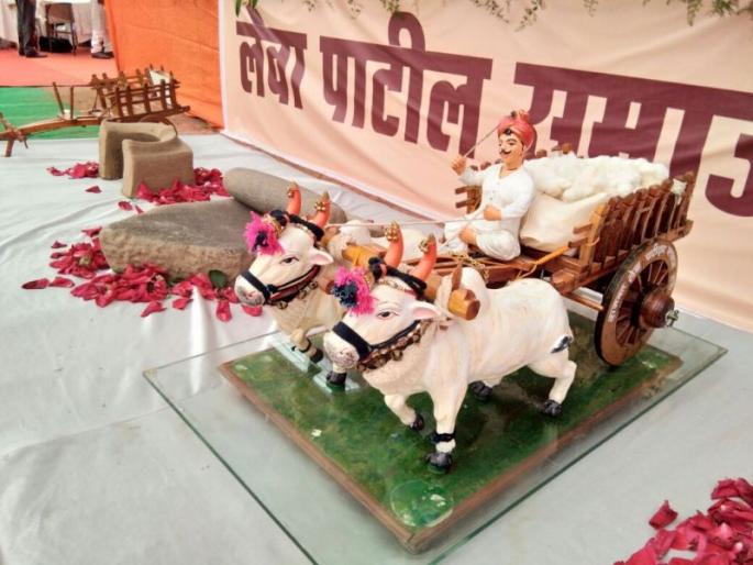 Thousands of people; Focus on the grinding, patta-wise, bullock cart | समाजबांधवांच्या उपस्थितीने फुलले पाडळसे; चूल, पाटा-वरवंटा, बैलगाडी वेधताहेत लक्ष Thousands of people; Focus on the grinding, patta-wise, bullock cart | समाजबांधवांच्या उपस्थितीने फुलले पाडळसे; चूल, पाटा-वरवंटा, बैलगाडी वेधताहेत लक्ष