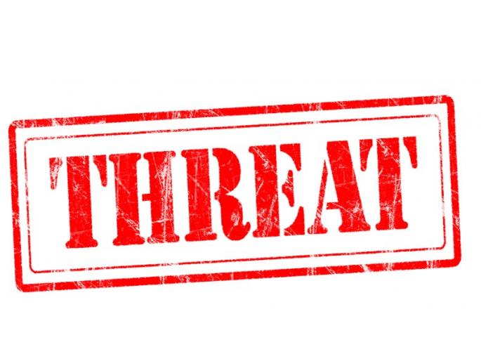 Threatens to arrest and confront victim | हक्कासाठी झगडणा-या वृद्धाला दिली अटक करण्याची धमकी Threatens to arrest and confront victim | हक्कासाठी झगडणा-या वृद्धाला दिली अटक करण्याची धमकी