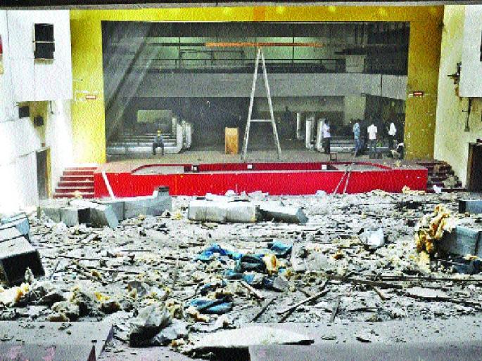 Below the screen of the theater of Pimpri city | पिंपरी शहरातील नाट्यगृहांचा पडदा खालीच Below the screen of the theater of Pimpri city | पिंपरी शहरातील नाट्यगृहांचा पडदा खालीच