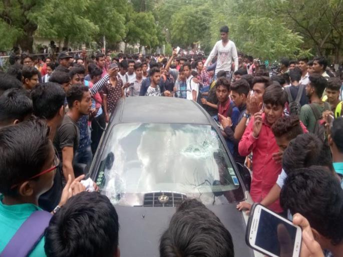 Threats of cars on road | जळगावात मू.जे. महाविद्यालयाच्या प्रवेशद्वारानजीक कारचा थरार, वाहनांचे नुकसान Threats of cars on road | जळगावात मू.जे. महाविद्यालयाच्या प्रवेशद्वारानजीक कारचा थरार, वाहनांचे नुकसान