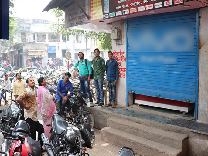 Threats of thieves in Jalgaon threatened | खबरदार ! पुढे आला तर जीवानिशी मारु.., जळगावात चोरटय़ांची गुरख्याला धमकी Threats of thieves in Jalgaon threatened | खबरदार ! पुढे आला तर जीवानिशी मारु.., जळगावात चोरटय़ांची गुरख्याला धमकी