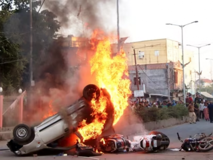 Tremendous tension after three dead bodies found in Maniupar's Jiribam; Demonstrations in front of Minister's House | मणिूपरच्या जिरिबाममध्ये तिघांचे मृतदेह सापडल्याने प्रचंड तणाव; मंत्र्यांच्या घरासमोर निदर्शने Tremendous tension after three dead bodies found in Maniupar's Jiribam; Demonstrations in front of Minister's House | मणिूपरच्या जिरिबाममध्ये तिघांचे मृतदेह सापडल्याने प्रचंड तणाव; मंत्र्यांच्या घरासमोर निदर्शने