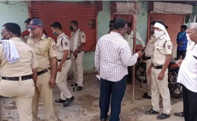 Three injured in knife attack at Ambikapur-Chitoda | अंबिकापूर-चितोडा येथे तुंबळ हाणामारी; चाकू हल्ल्यात तिघे जखमी Three injured in knife attack at Ambikapur-Chitoda | अंबिकापूर-चितोडा येथे तुंबळ हाणामारी; चाकू हल्ल्यात तिघे जखमी