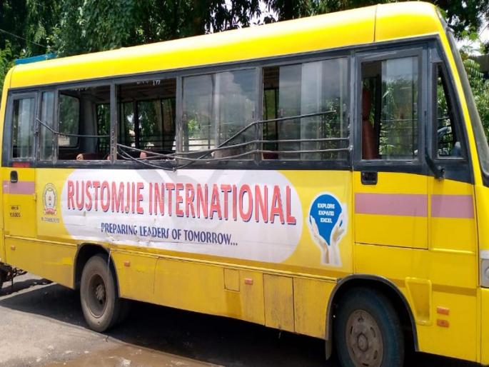 Three injured in school bus accident | जळगावात शालेय बसला ट्रकची धडक, तीन विद्यार्थी जखमी Three injured in school bus accident | जळगावात शालेय बसला ट्रकची धडक, तीन विद्यार्थी जखमी