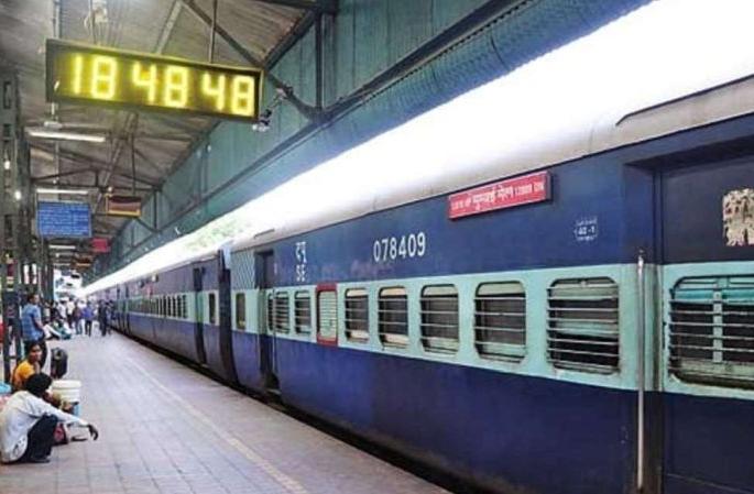 Three more special trains will pass through Akola | अकोल्याहून जाणार आणखी तीन विशेष रेल्वेगाड्या