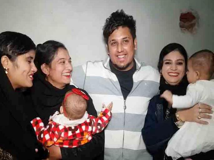 22 year old Pakistani man with three wives looking for a fourth but with help from his spouses | VIDEO: २२ वर्षांचा तरुण करतोय चौथ्या लग्नाची तयारी; तीन बायकांसह घेतोय चौथीचा शोध 22 year old Pakistani man with three wives looking for a fourth but with help from his spouses | VIDEO: २२ वर्षांचा तरुण करतोय चौथ्या लग्नाची तयारी; तीन बायकांसह घेतोय चौथीचा शोध