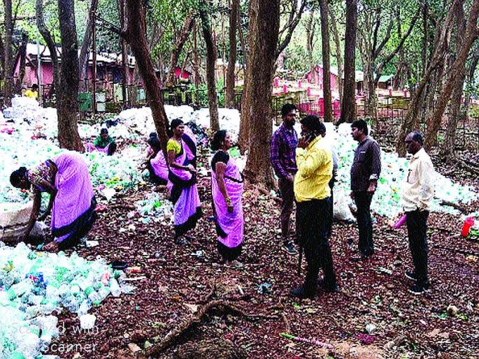 Matheran City Council gets the revenue from waste bottles | टाकाऊ बाटल्यांपासून माथेरान नगर परिषदेस मिळतेय उत्पन्न Matheran City Council gets the revenue from waste bottles | टाकाऊ बाटल्यांपासून माथेरान नगर परिषदेस मिळतेय उत्पन्न