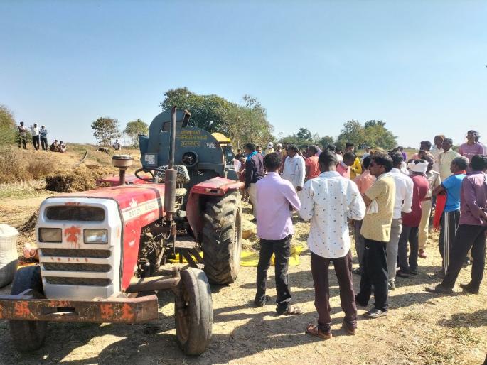 Labour trapped in thresher while threshing tur, died on the spot | तुरीची मळणी करताना मजूर थ्रेशरमध्ये सापडला, जागीच मृत्यू Labour trapped in thresher while threshing tur, died on the spot | तुरीची मळणी करताना मजूर थ्रेशरमध्ये सापडला, जागीच मृत्यू