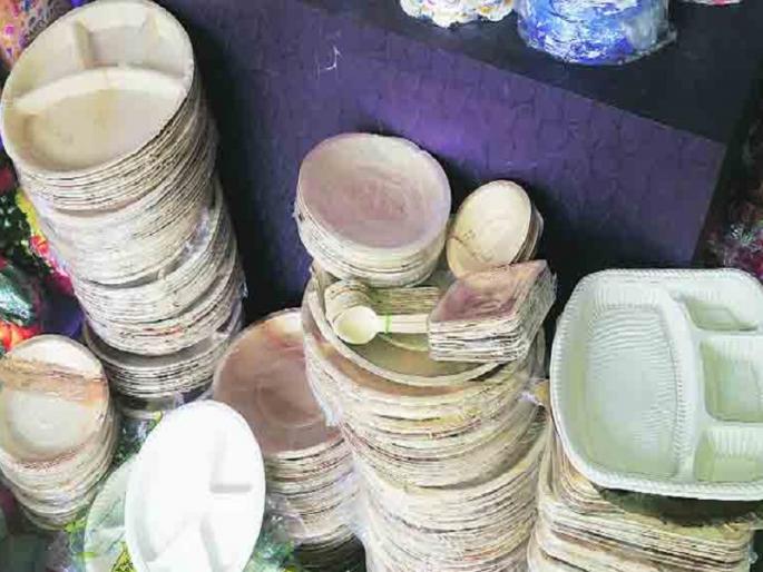 Common use of thermocol plates in ceremonies; negligence to government order | समारंभांमध्ये थर्माकोल पत्रावळींचा सर्रास वापर; शासनाच्या आदेशाला ‘खो’ Common use of thermocol plates in ceremonies; negligence to government order | समारंभांमध्ये थर्माकोल पत्रावळींचा सर्रास वापर; शासनाच्या आदेशाला ‘खो’