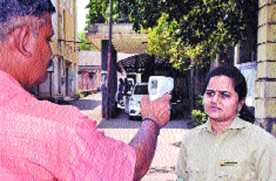 Corona boosts market for infrared thermometers in Sangli district | कोरोनामुळे सांगली जिल्ह्यात इन्फ्रारेड थर्मामीटरचा बाजार जोमात Corona boosts market for infrared thermometers in Sangli district | कोरोनामुळे सांगली जिल्ह्यात इन्फ्रारेड थर्मामीटरचा बाजार जोमात