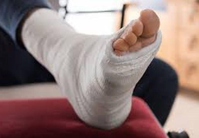 The operator was thrown down from the third floor! | ऑपरेटरला तिसऱ्या माळ्यावरून खाली फेकले! The operator was thrown down from the third floor! | ऑपरेटरला तिसऱ्या माळ्यावरून खाली फेकले!