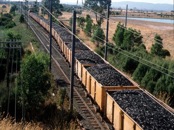 Power engine of coal freight train fails, affecting rail traffic on Parbhani-Parli route | कोळसा मालगाडीचे पावर इंजिन फेल, परभणी- परळी मार्गावर रेल्वे वाहतुकीवर परिणाम Power engine of coal freight train fails, affecting rail traffic on Parbhani-Parli route | कोळसा मालगाडीचे पावर इंजिन फेल, परभणी- परळी मार्गावर रेल्वे वाहतुकीवर परिणाम