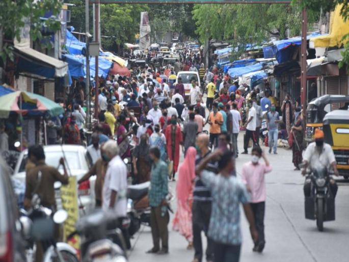 CoronaVirus News: Crowd in vegetable market, grocery shops in Thane; Such is the nature of social distesting | CoronaVirus News: लॉकडाऊनच्या पार्श्वभूमीवर ठाण्यात भाजी मार्केट, किराणा दुकानांमध्ये गर्दी; सोशल डिस्टेंसिंगची एैशी तैशी