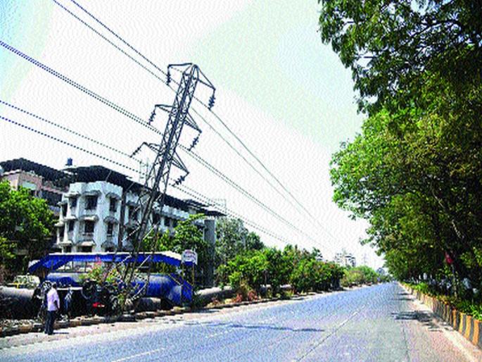 The impact of the car knocked down the pole of the power line; Repair work started by MSEDCL | कारच्या धडकेने विद्युत वाहिनीचा खांब झुकला; महावितरणकडून दुरुस्तीचे काम सुरू The impact of the car knocked down the pole of the power line; Repair work started by MSEDCL | कारच्या धडकेने विद्युत वाहिनीचा खांब झुकला; महावितरणकडून दुरुस्तीचे काम सुरू