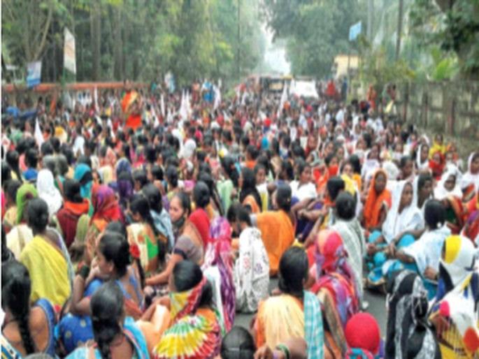 Morcha against three agricultural laws | तीन कृषी कायद्यांविरोधात मोर्चा; डहाणू प्रांत कार्यालयासमोर हजारो जनवादी महिलांचा ठिय्या Morcha against three agricultural laws | तीन कृषी कायद्यांविरोधात मोर्चा; डहाणू प्रांत कार्यालयासमोर हजारो जनवादी महिलांचा ठिय्या