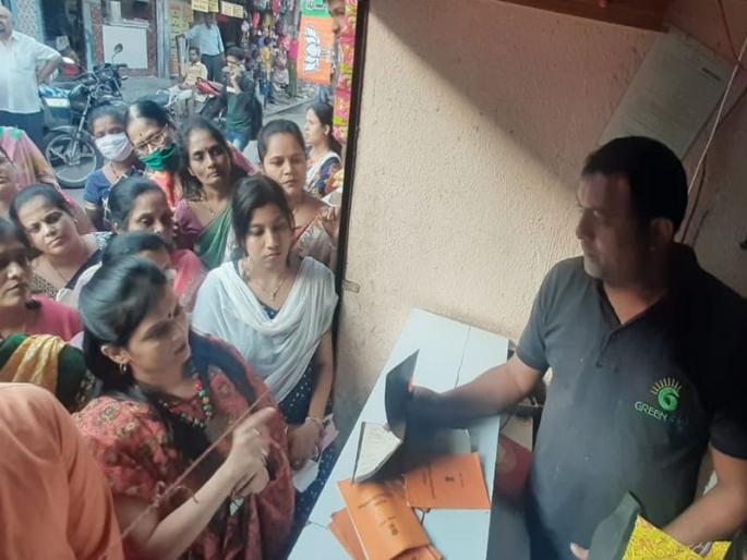BJP Mahila Morcha raids black market ration shops | काळा बाजार करणाऱ्या रेशनिंग दुकानांची भाजपा महिला मोर्चाने केली पोलखोल BJP Mahila Morcha raids black market ration shops | काळा बाजार करणाऱ्या रेशनिंग दुकानांची भाजपा महिला मोर्चाने केली पोलखोल