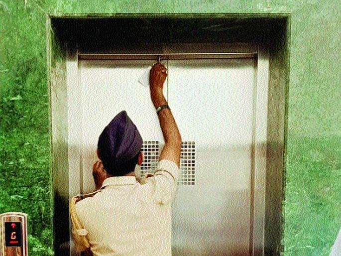 Eight TCs stuck in the elevator of Wagle Depot | वागळे डेपोच्या लिफ्टमध्ये अडकले आठ टीसी Eight TCs stuck in the elevator of Wagle Depot | वागळे डेपोच्या लिफ्टमध्ये अडकले आठ टीसी