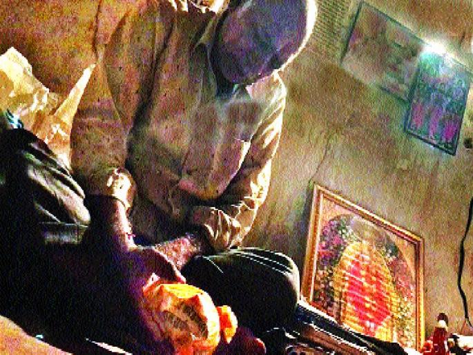 'Lokmat' sting operation in Ahmadnagar: 'Major Baba Arrested | अहमदनगरमध्ये ‘लोकमत’चे स्टिंग आॅपरेशन : लिंगबदलाचा दावा करणारा ‘मेजर बाबा’ जेरबंद 'Lokmat' sting operation in Ahmadnagar: 'Major Baba Arrested | अहमदनगरमध्ये ‘लोकमत’चे स्टिंग आॅपरेशन : लिंगबदलाचा दावा करणारा ‘मेजर बाबा’ जेरबंद