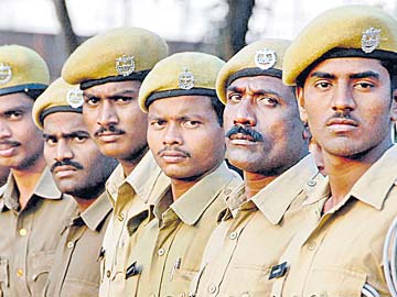There were also festivals and elections; Homeguard's Diwali goes dark | उत्सव अन् इलेक्शनही झाले; होमगार्डची दिवाळी गेली अंधारात There were also festivals and elections; Homeguard's Diwali goes dark | उत्सव अन् इलेक्शनही झाले; होमगार्डची दिवाळी गेली अंधारात