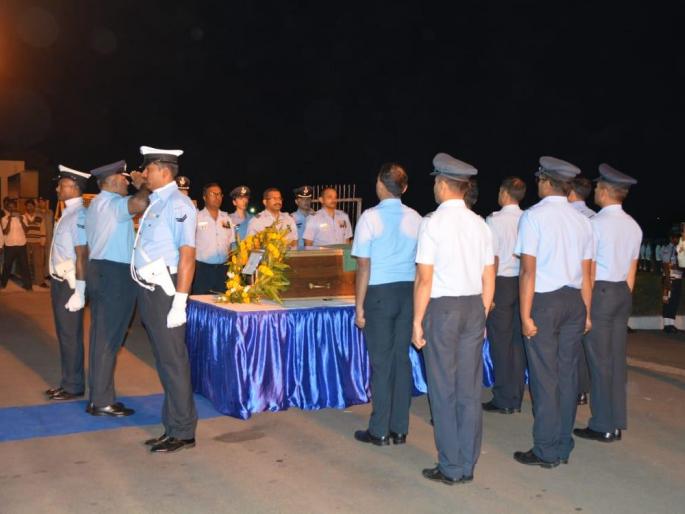 Badgam helicopter crash : Nishad's body of Nainad's body lodged in Ojhar; Salute to the airplane | बडगाम हेलिकॉप्टर दुर्घटना : नाशिकच्या वीर जवान निनादचे पार्थीव ओझरला दाखल; वायुदलाकडून मानवंदना