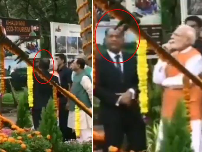 PM Narendra Modi moves official blocking camera video goes viral | Video: अब तेरा क्या होगा बाबो?... मोदी अन् कॅमेरा यांच्यामध्ये आला अन् चर्चेचा विषय झाला! PM Narendra Modi moves official blocking camera video goes viral | Video: अब तेरा क्या होगा बाबो?... मोदी अन् कॅमेरा यांच्यामध्ये आला अन् चर्चेचा विषय झाला!