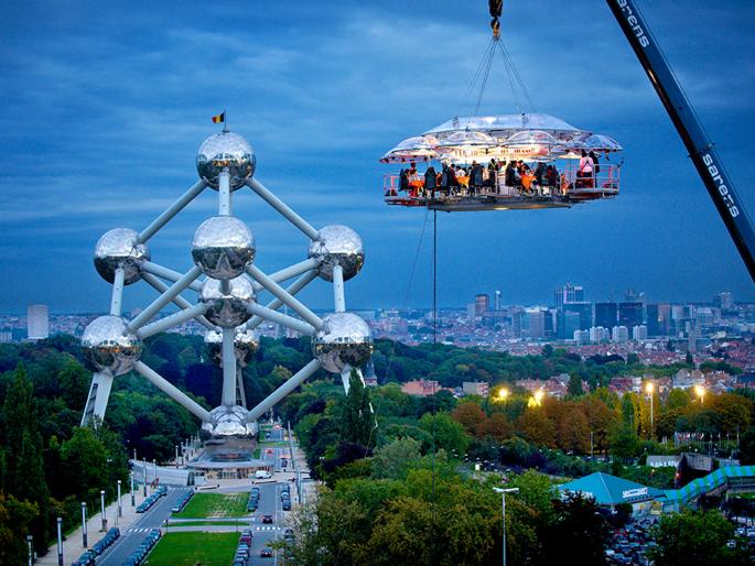 Monkeys serve food in these restaurants see pics hatake restaurants | कुठे माकडं तर कुठे डॉक्टर्स सर्व्ह करतात जेवणं; 'ही' आहेत जगातील हटके हॉटेल्स