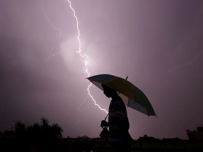 Lightning will also have to change direction | कडाडणाऱ्या विजेलाही बदलावी लागणार दिशा Lightning will also have to change direction | कडाडणाऱ्या विजेलाही बदलावी लागणार दिशा