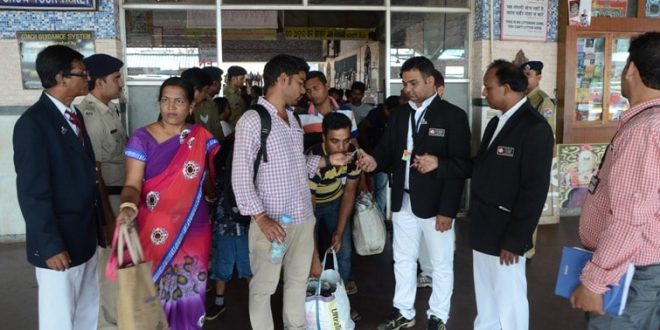 Two lakh rupees were recovered from 529 passengers in the train | रेल्वेतील ५२९  फुकट्या प्रवाशांकडून दोन लाखांचा दंड वसूल