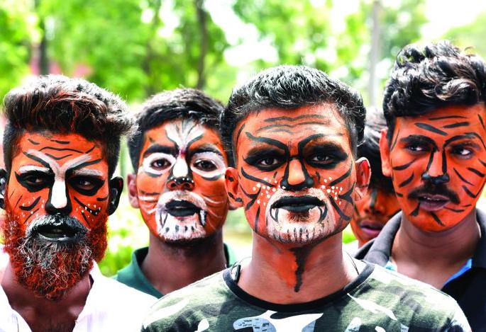 Instead of killing the tigress, be caged in | वाघिणीला मारण्याऐवजी जेरबंद करा Instead of killing the tigress, be caged in | वाघिणीला मारण्याऐवजी जेरबंद करा