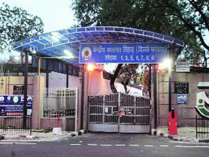 Mini fridge imported chocolates perfumes for Unitech owners in Tihar jail | मिनी फ्रिज, परफ्युम आणि बरंच काही... 'त्या' कैद्यांची तुरुंगात विशेष सरबराई Mini fridge imported chocolates perfumes for Unitech owners in Tihar jail | मिनी फ्रिज, परफ्युम आणि बरंच काही... 'त्या' कैद्यांची तुरुंगात विशेष सरबराई