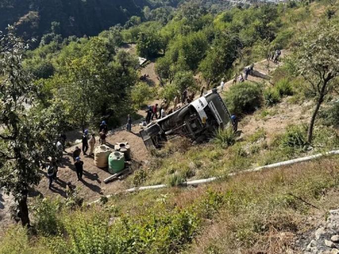 Terrible accident in Tehri Uttarakhand; Bus full of devotees falls into deep gorge, 5 dead, | टिहरीमध्ये भीषण अपघात! भाविकांनी भरेलेली बस दरीत कोसळली; 5 जणांचा मृत्यू, 13 जखमी Terrible accident in Tehri Uttarakhand; Bus full of devotees falls into deep gorge, 5 dead, | टिहरीमध्ये भीषण अपघात! भाविकांनी भरेलेली बस दरीत कोसळली; 5 जणांचा मृत्यू, 13 जखमी
