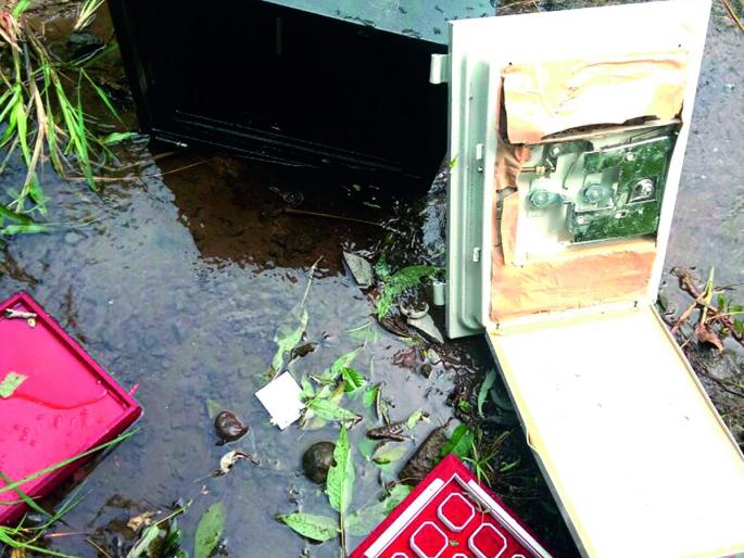 Bottled Vault found in Medshit! | मेडशीत आढळली फुटलेली तिजोरी! Bottled Vault found in Medshit! | मेडशीत आढळली फुटलेली तिजोरी!