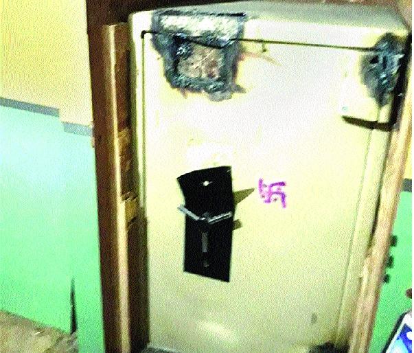 Even after trying, the safe has not broken ... Lodhwade's brave attempt: Duga | प्रयत्न करूनही तिजोरी फुटलीच नाही... लोधवडेत धाडसी प्रयत्न : दमलेले दरोडेखोर पतसंस्थेत साहित्य टाकून पसार   Even after trying, the safe has not broken ... Lodhwade's brave attempt: Duga | प्रयत्न करूनही तिजोरी फुटलीच नाही... लोधवडेत धाडसी प्रयत्न : दमलेले दरोडेखोर पतसंस्थेत साहित्य टाकून पसार