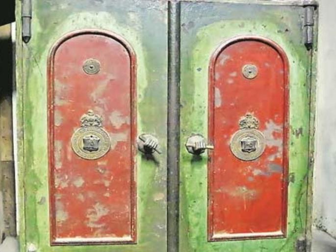 100 years old tijori it took 3 days to make key | तब्बल १०० वर्षे जुनी तिजोरी सापडली अन् चावी बनवायला ३ दिवस, वाचा नेमकं काय दंडलय यात? 100 years old tijori it took 3 days to make key | तब्बल १०० वर्षे जुनी तिजोरी सापडली अन् चावी बनवायला ३ दिवस, वाचा नेमकं काय दंडलय यात?