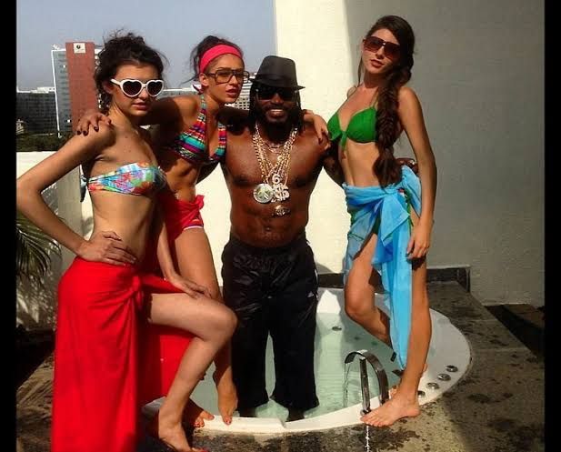 Chris Gayle's 'Batting' after the debut in Tik Tok, video goes viral | Tik Tokवर पदार्पण करताच ख्रिस गेलची तुफानी 'बॅटींग', व्हिडीओ झाले वायरल