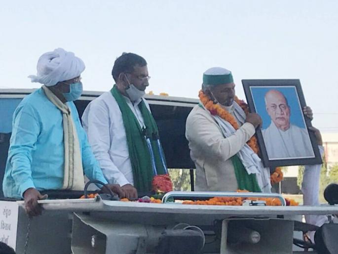 rakesh tikait says fear in the minds of farmers should be removed | शेतकऱ्यांच्या मनातील भीती दूर करायला हवी; गुजरातमध्ये राकेश टिकैत यांची महापंचायत rakesh tikait says fear in the minds of farmers should be removed | शेतकऱ्यांच्या मनातील भीती दूर करायला हवी; गुजरातमध्ये राकेश टिकैत यांची महापंचायत