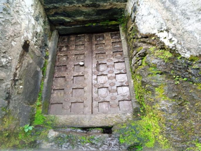 The door on Tikona fort was broken by tourists ; fort lovers in angry mode | संतापजनक! तिकोणा गडावरील दरवाजा पर्यटकांनी तोडला ; दुर्गप्रेमींकडून कारवाईची मागणी The door on Tikona fort was broken by tourists ; fort lovers in angry mode | संतापजनक! तिकोणा गडावरील दरवाजा पर्यटकांनी तोडला ; दुर्गप्रेमींकडून कारवाईची मागणी