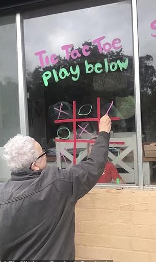 coronavirus: grandmother and grand daughters teak-talk-toe vedio viral. | coronavirus : आजी आणि नातीचा टीक-टॉक-टो!